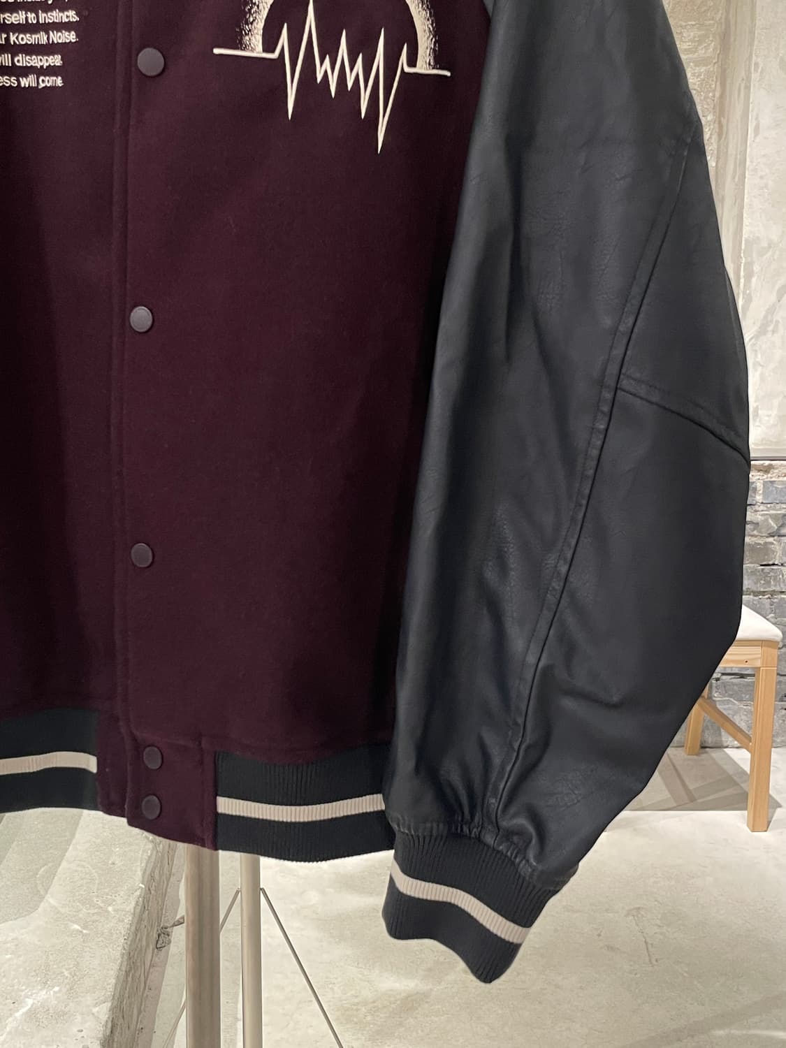 GU x 언더커버 버건디 코스믹 노이즈 바시티 자켓 상품이미지6