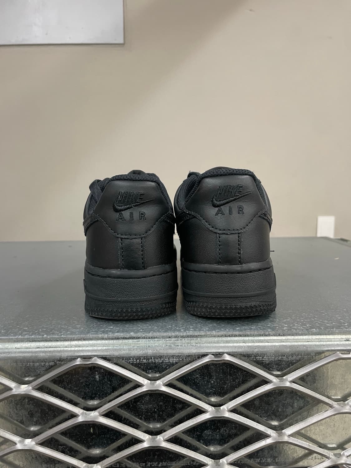 나이키 에어 포스 1 로우 '07 트리플 블랙 220 상품이미지3