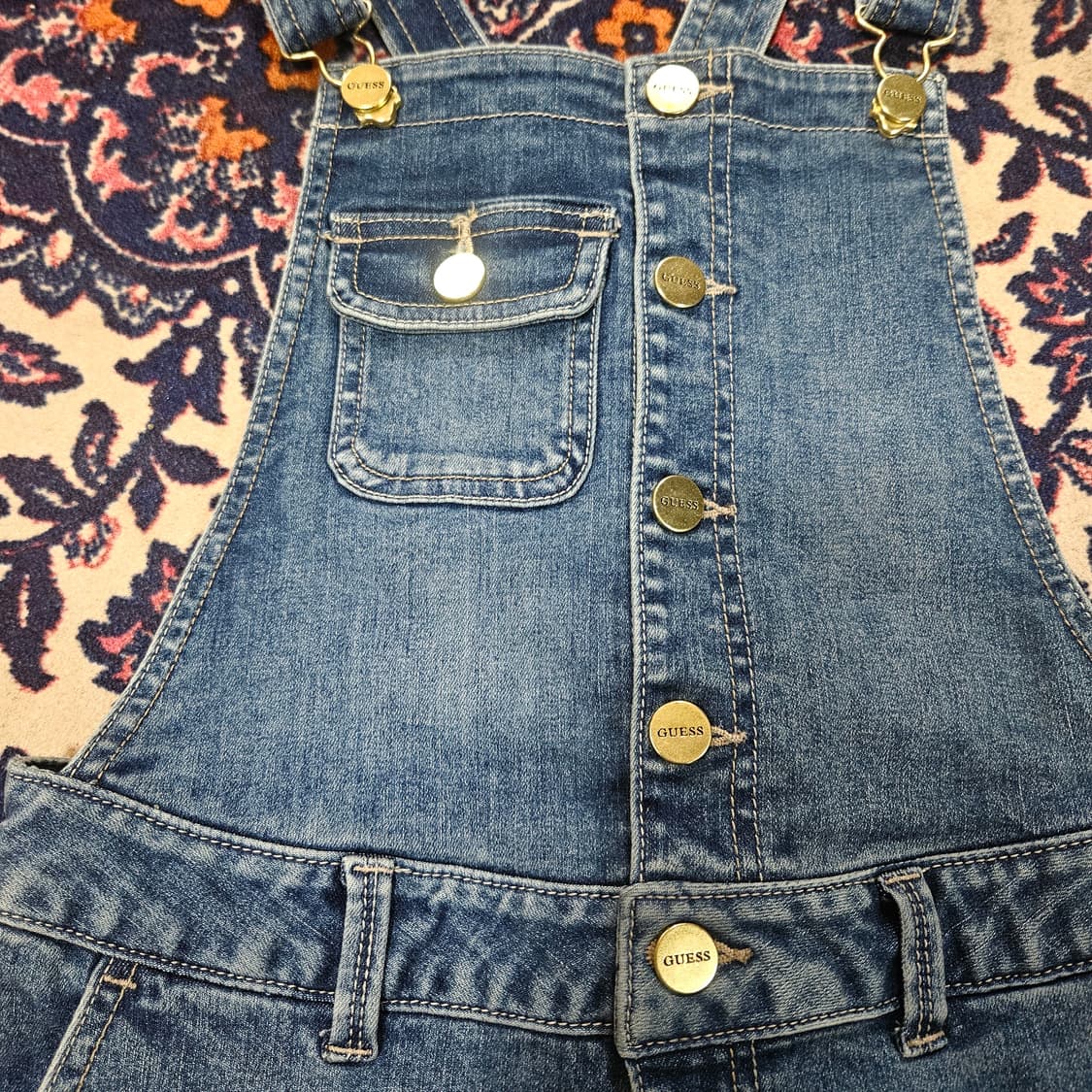 게스(GUESS) 골든 버튼 데님 멜빵 반바지 상품이미지4