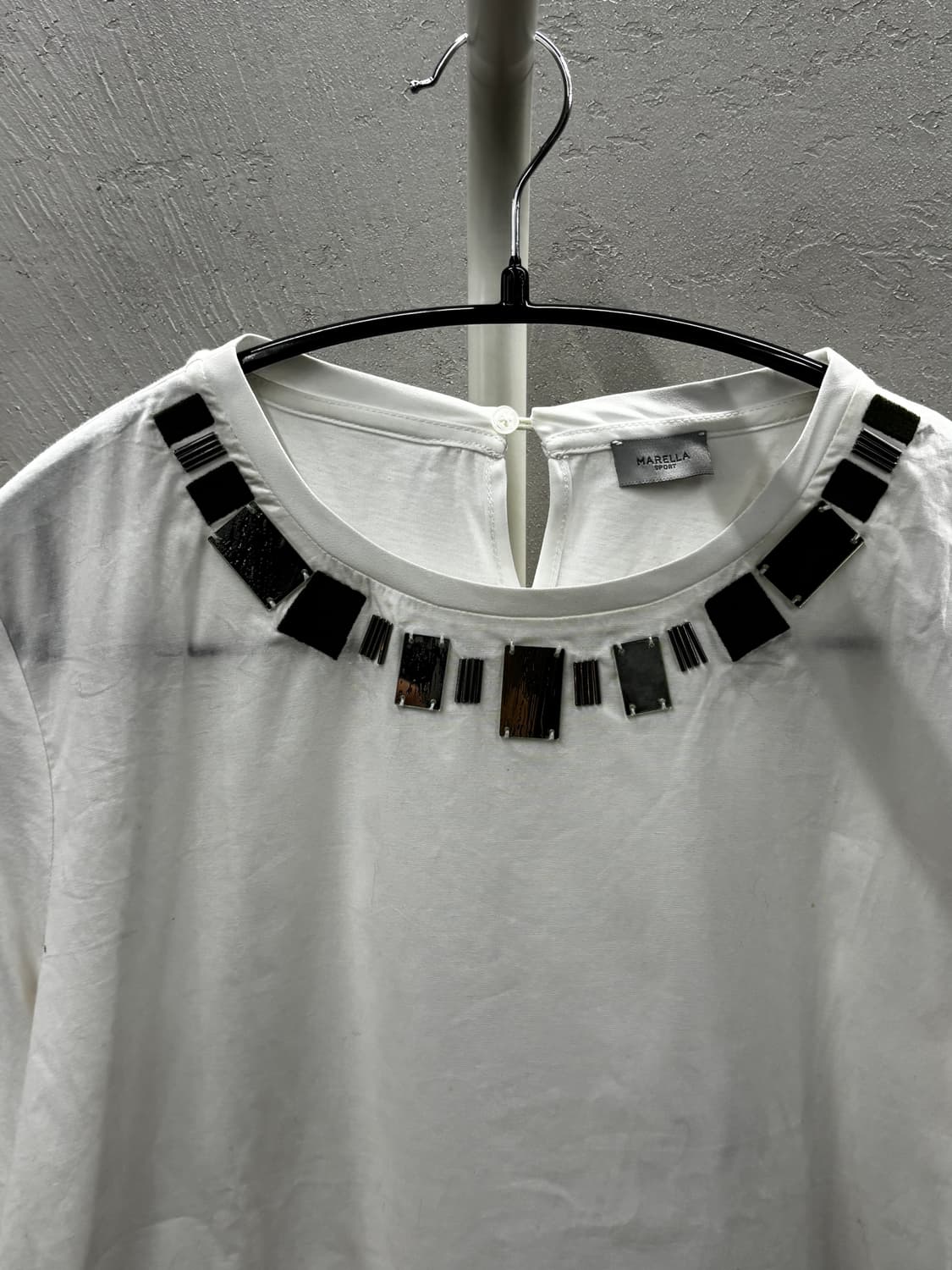 마렐라 넥라인 장식 코튼 티셔츠 상품이미지3