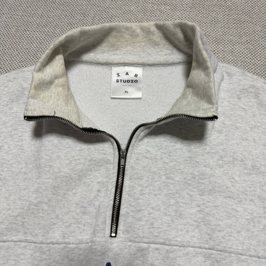 아이앱 IAB 스튜디오 하프집업 맨투맨 상품이미지2