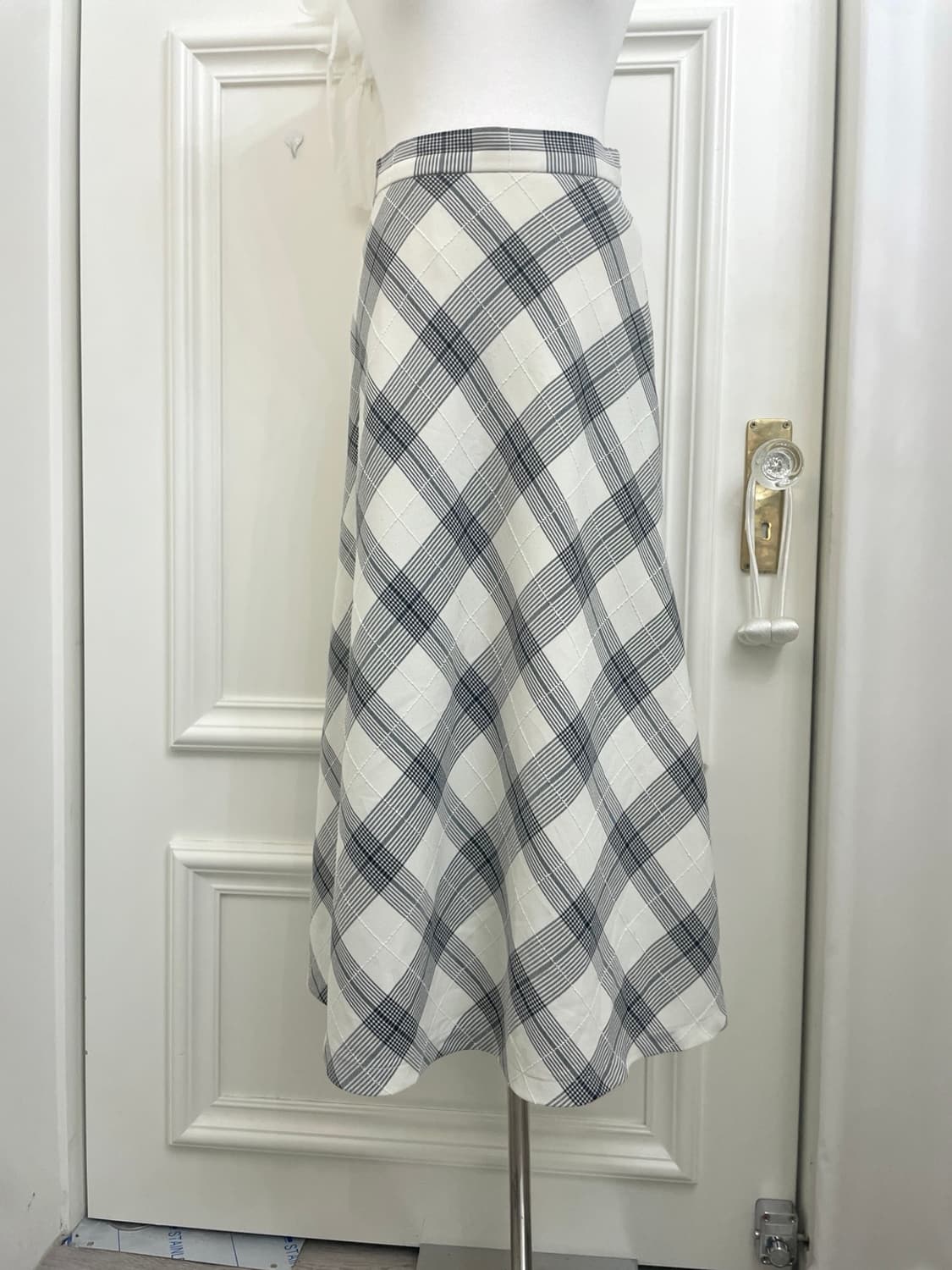ivory black check long basic skirt 상품이미지5