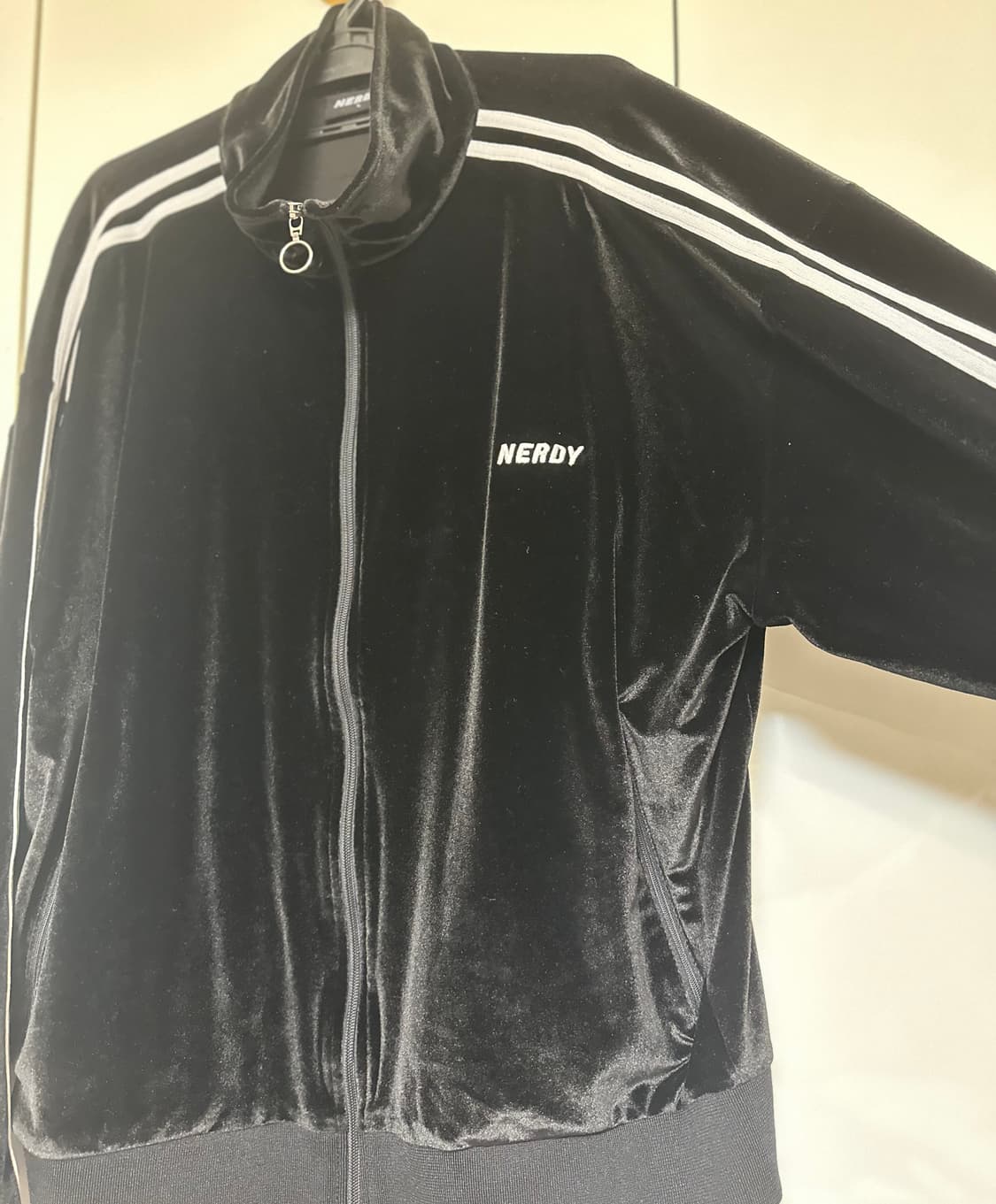 널디 벨벳 트랙탑 블랙 흰색라인 상품이미지4