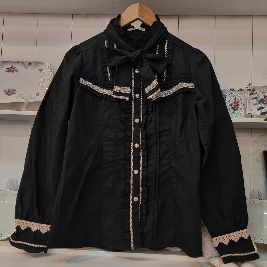 axes femme(악세스팜므) 블랙 레이스 리본 블라우스 상품이미지4