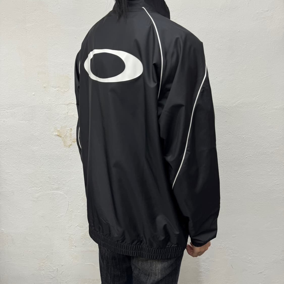 오클리 블랙컬러 파이핑 양면 서클 로고 폴리에스터 하이넥 윈드브레이커 상품이미지2