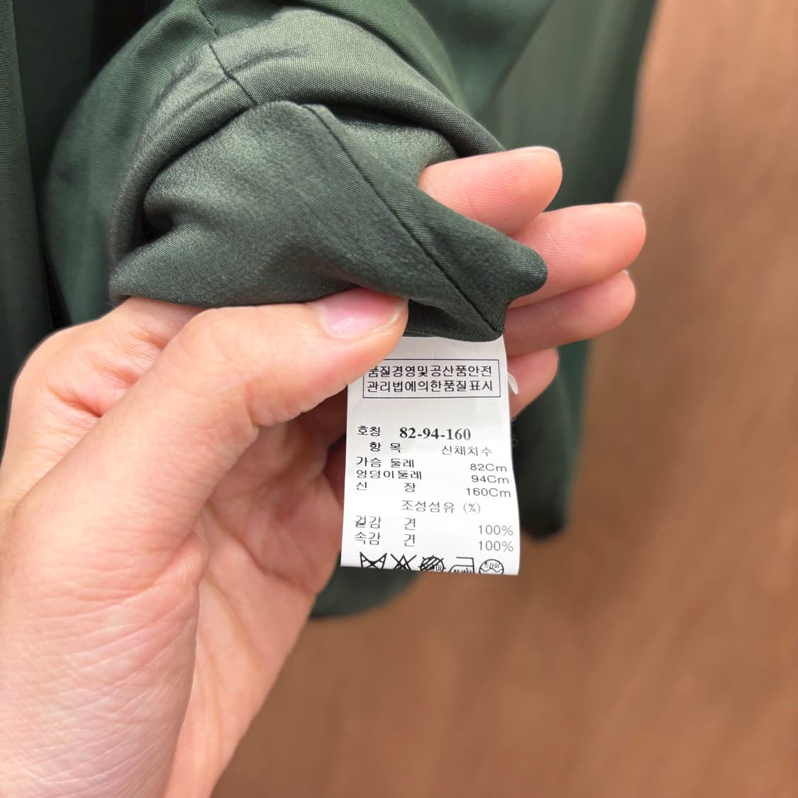 타임 타이넥 긴팔 블라우스 실크 셔링 리본 블랙 비즈 디테일 딥 그린 상품이미지8