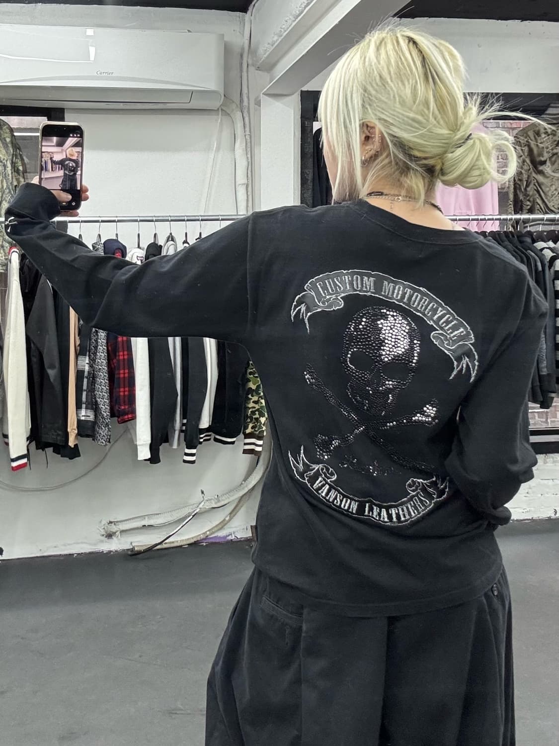 밴슨 레더 큐빅 스컬 롱슬리브 상품이미지1