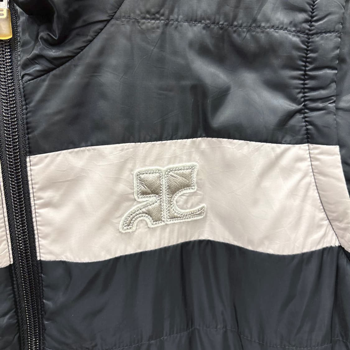 꾸레쥬 하이넥 경량 패딩 점퍼 배색 로고 패치 디테일 레귤러핏 블랙 상품이미지6