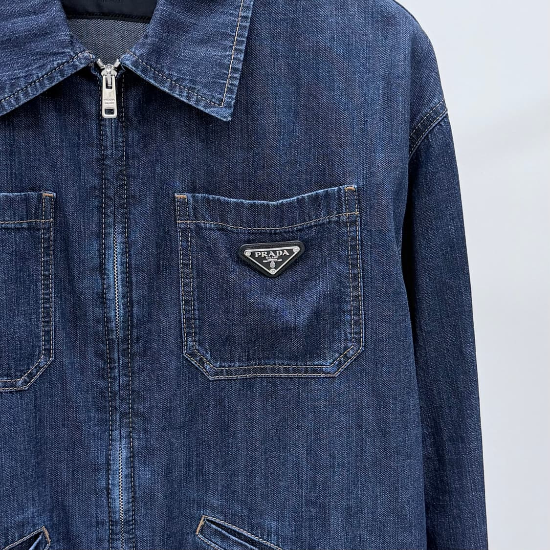 [S급/L] 프라다 삼각로고 라이트 데님 블루종 청자켓 상품이미지2