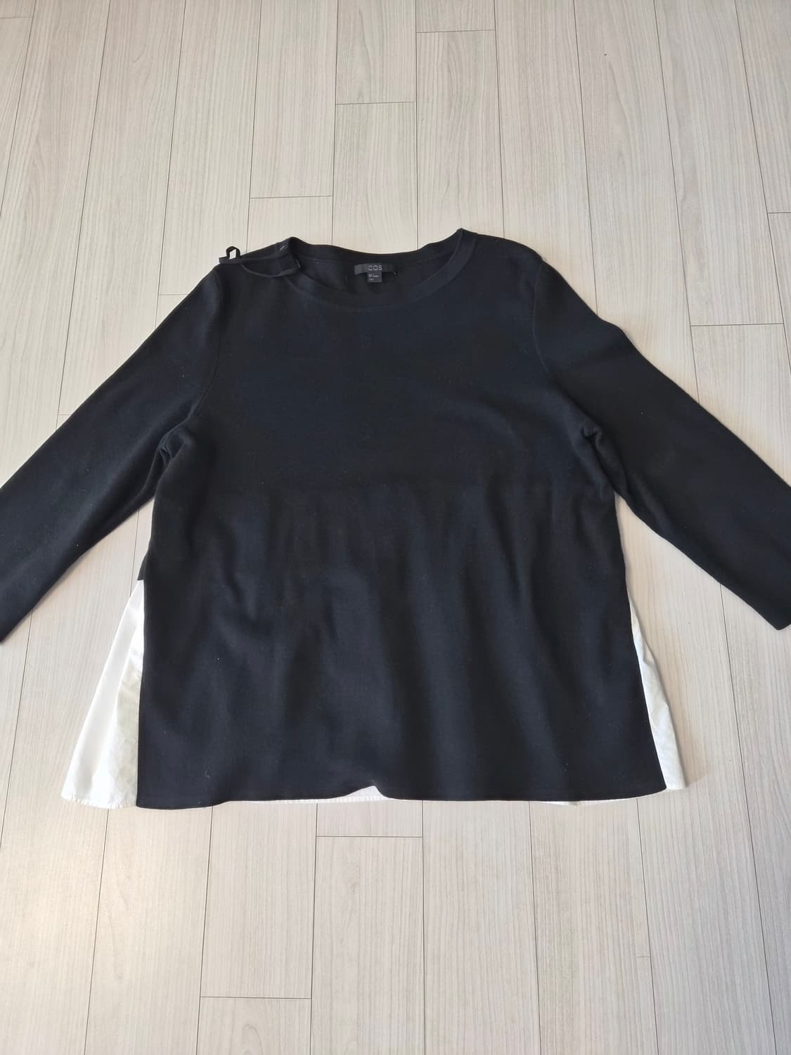 [COS] 블랙 믹스 미디어 니트 탑 (셔츠 레이어드 디테일) 상품이미지1