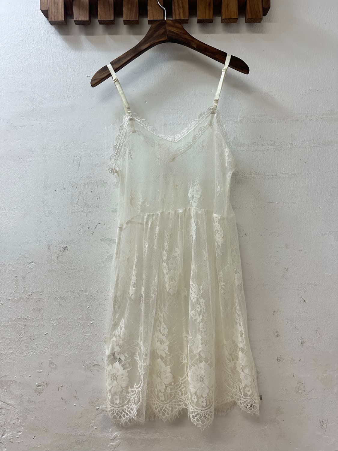 엑시즈팜 Axes Femme 아이보리 레이스 슬리브리스 레이어드 원피스  상품이미지3