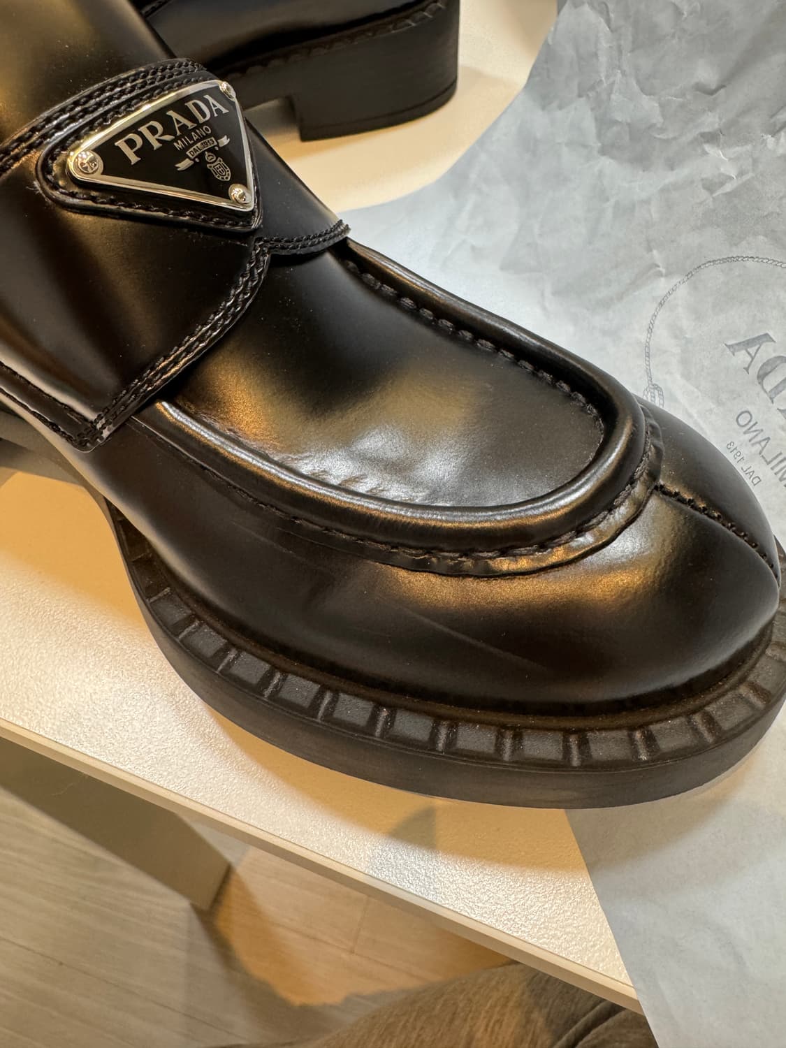 프라다 초콜릿 브러시드 레더 로퍼 블랙 37.5 상품이미지7