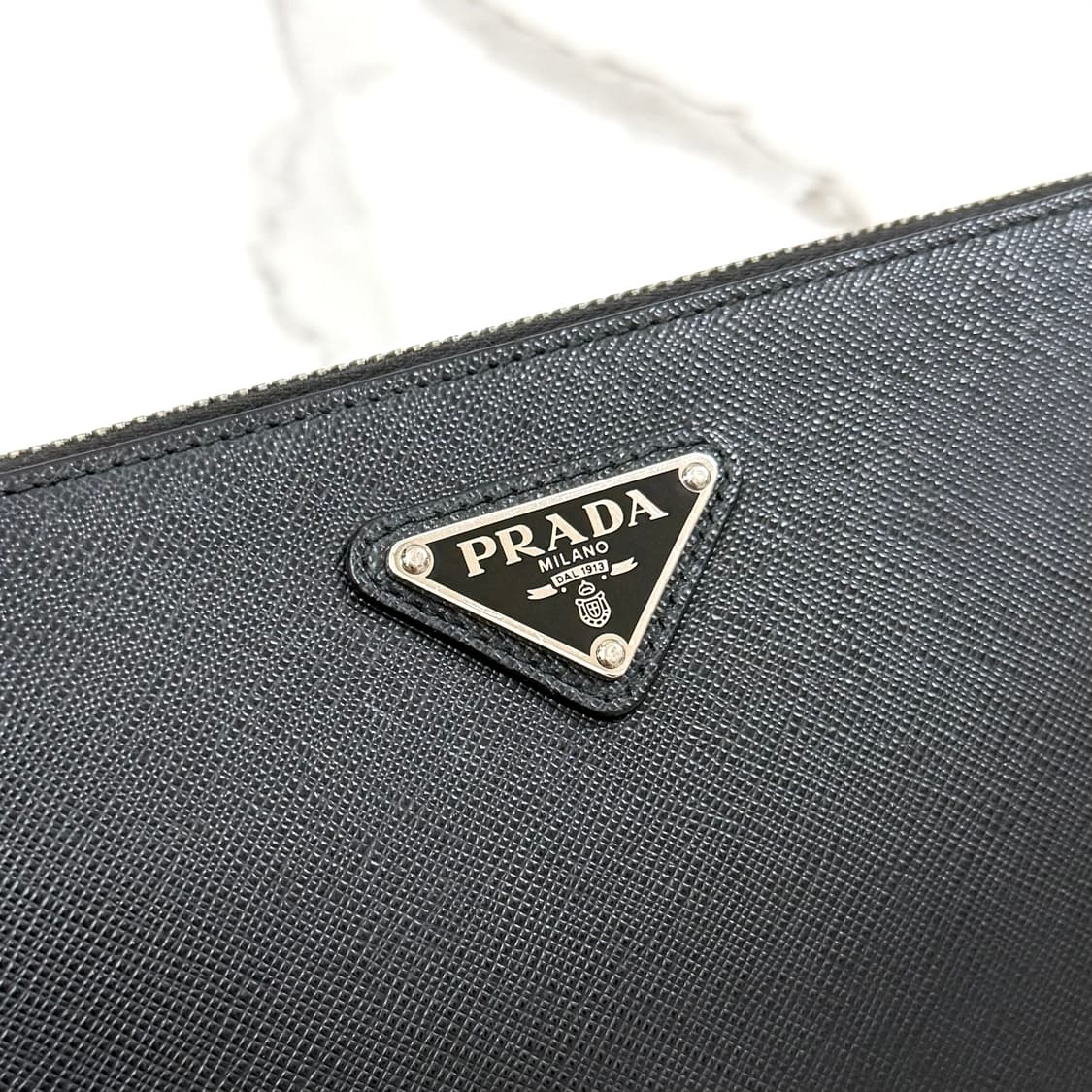 프라다 삼각로고 사피아노 레더 클러치백 가방 블랙 2NH005 상품이미지5