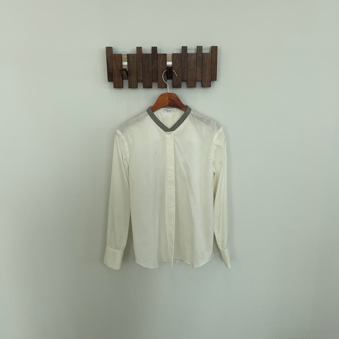 브루넬로 쿠치넬리 히든 버튼 논카라 셔츠 상품이미지1