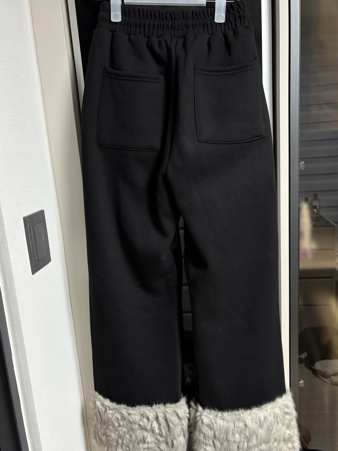 러브이즈트루 FUR TRIM 퍼 트레이닝팬츠 블랙 상품이미지3