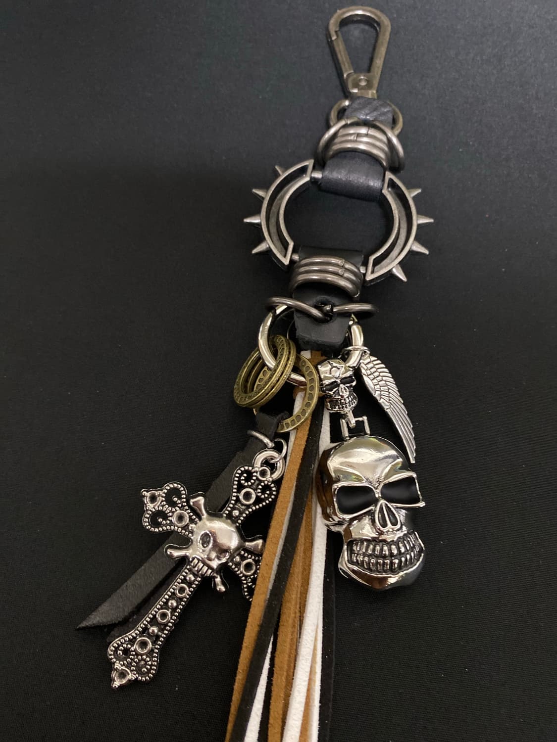 고딕 스컬 & 크로스 테슬 키링 상품이미지3