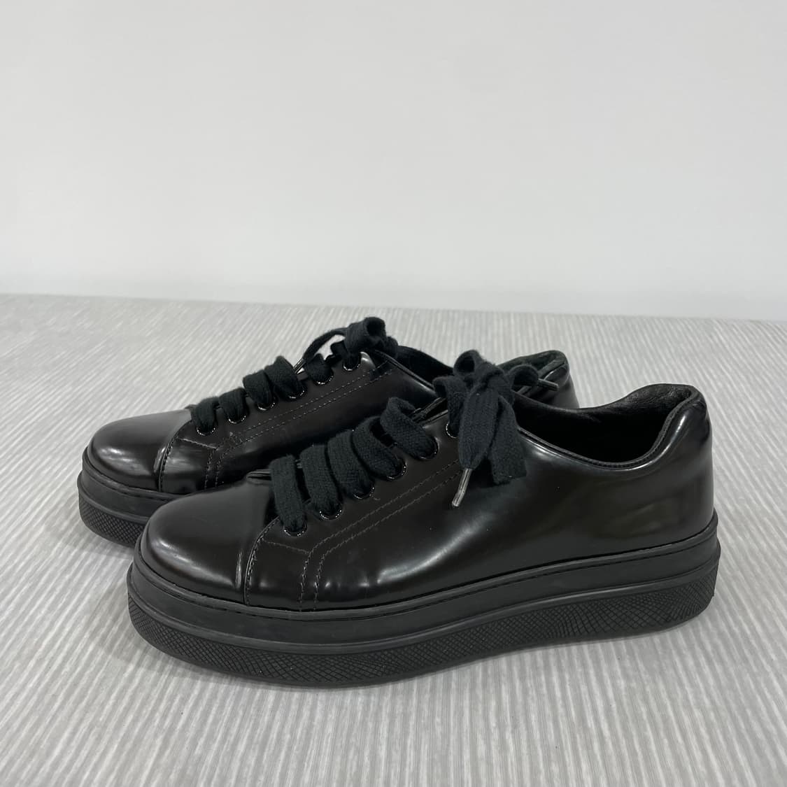 495) PRADA 프라다 페이턴트 레더 스니커즈 36.5 상품이미지3