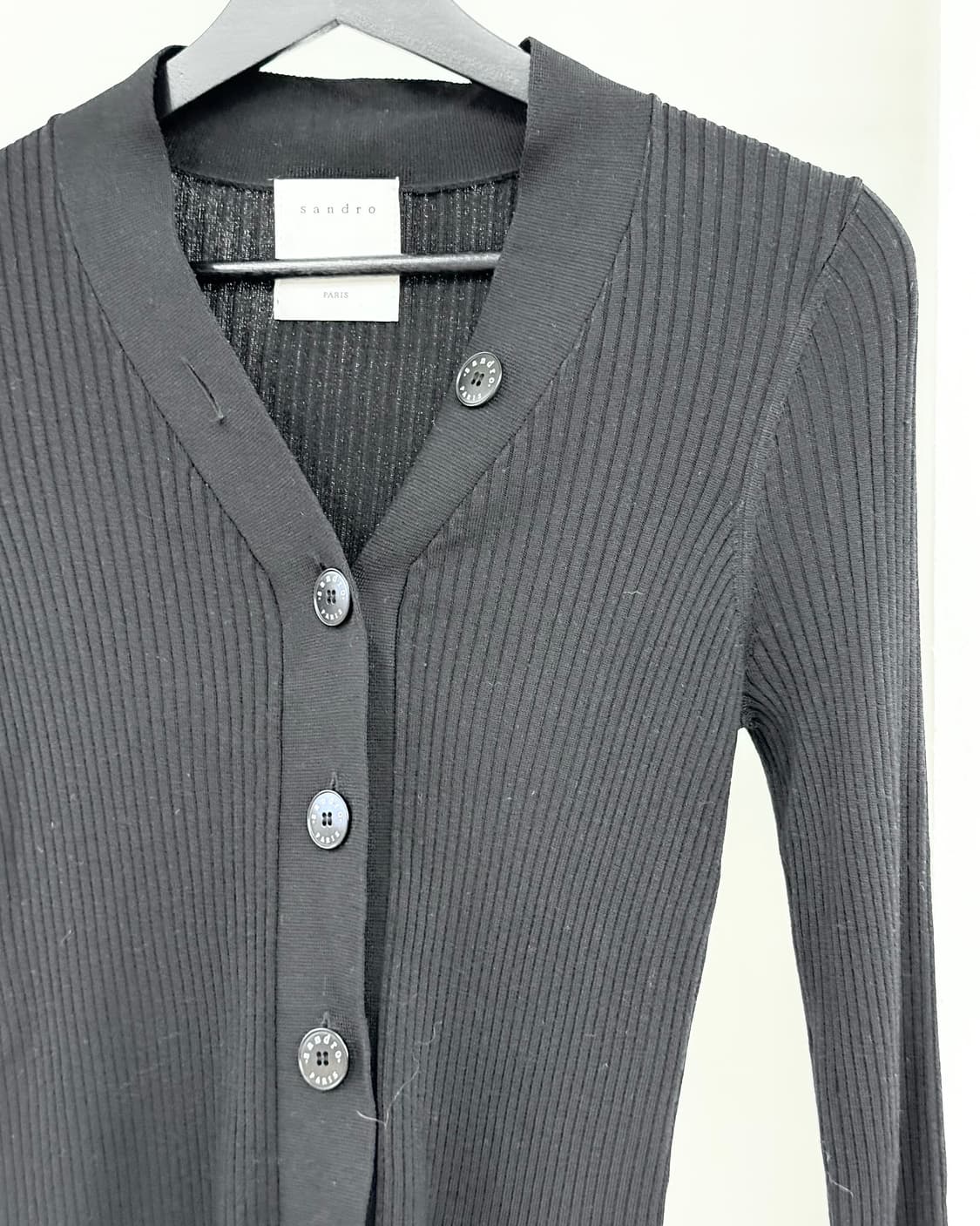 산드로 블랙 빅버튼 브이넥 리브드 가디건  상품이미지4