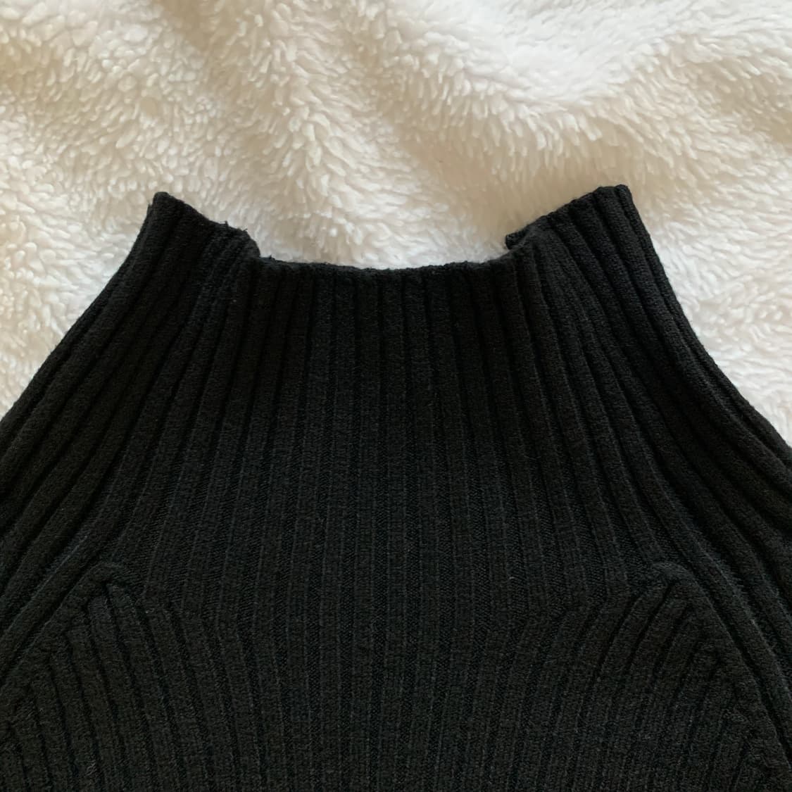 반폴라 옆트임 버튼조절 골지 슬림 블랙 니트 상품이미지5