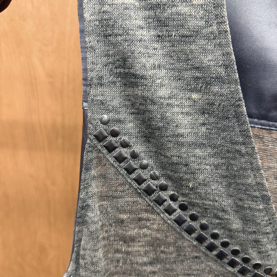 발망 슬리브리스 가디건 오픈형 스트랩 클로징 사이드 포켓 디테일 그레이 상품이미지6