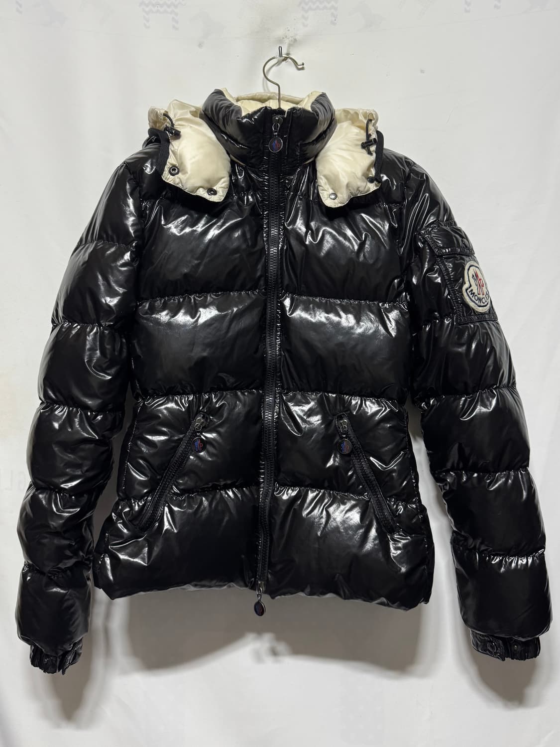 1 몽클레어 빅와펜 유광 여성 패딩 상품이미지1