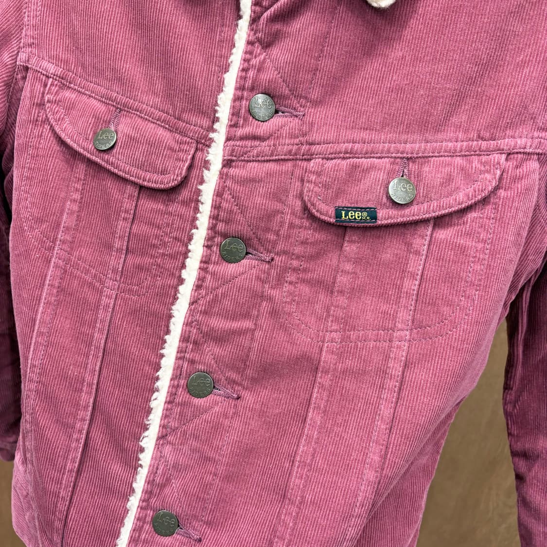 리 코듀로이 쉐르파 퍼 트러커 자켓 로고 탭 스냅 버튼 디테일 로즈 핑크 상품이미지6