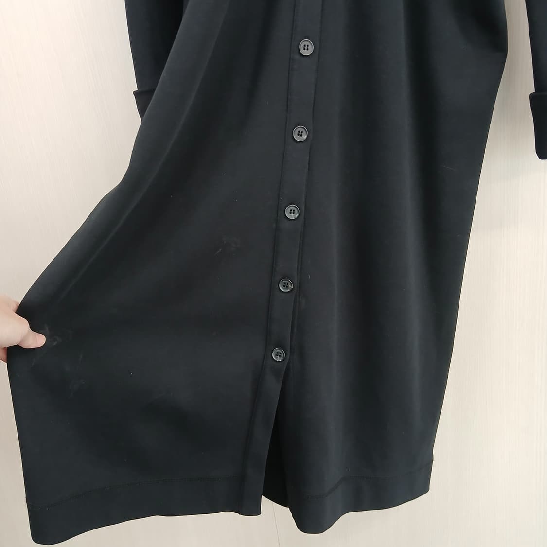 COS 블랙 브이넥 롱 원피스 단추 포인트 상품이미지4