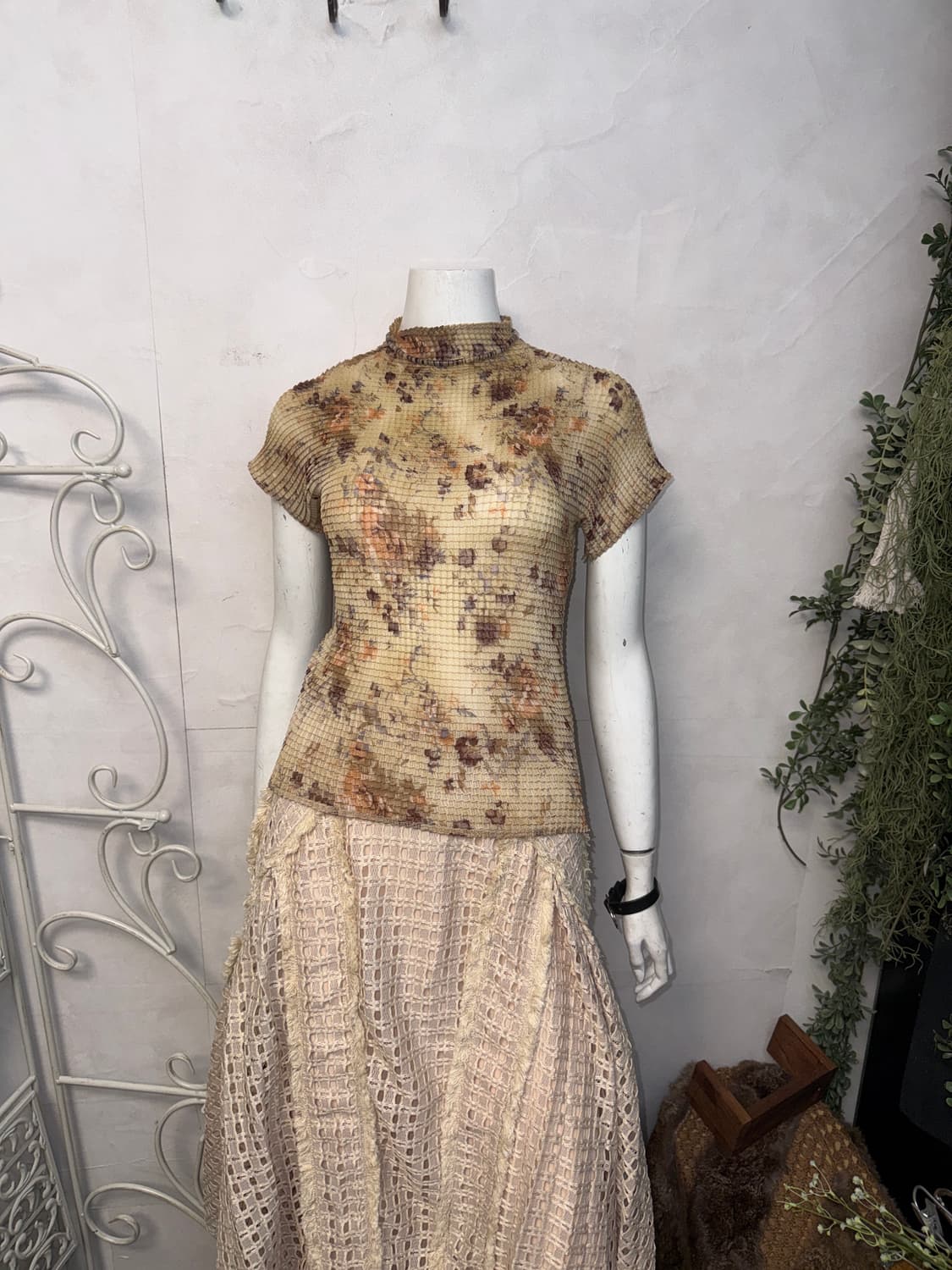 Beige vintage flower stretch pleats t 상품이미지3