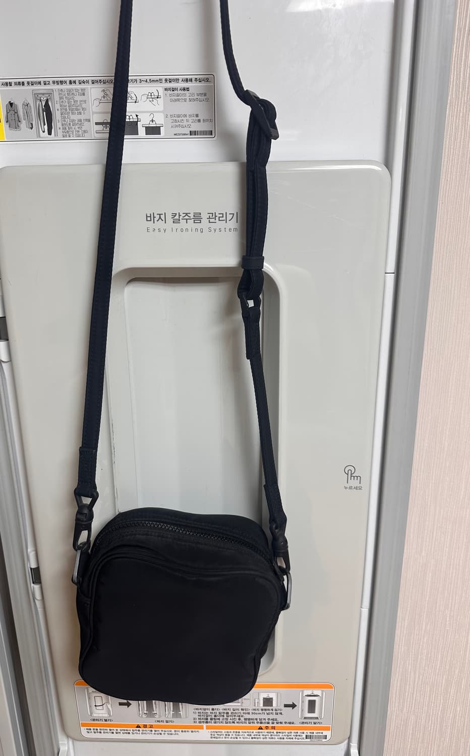 이지 시즌 6 크로스 바디 백 상품이미지1