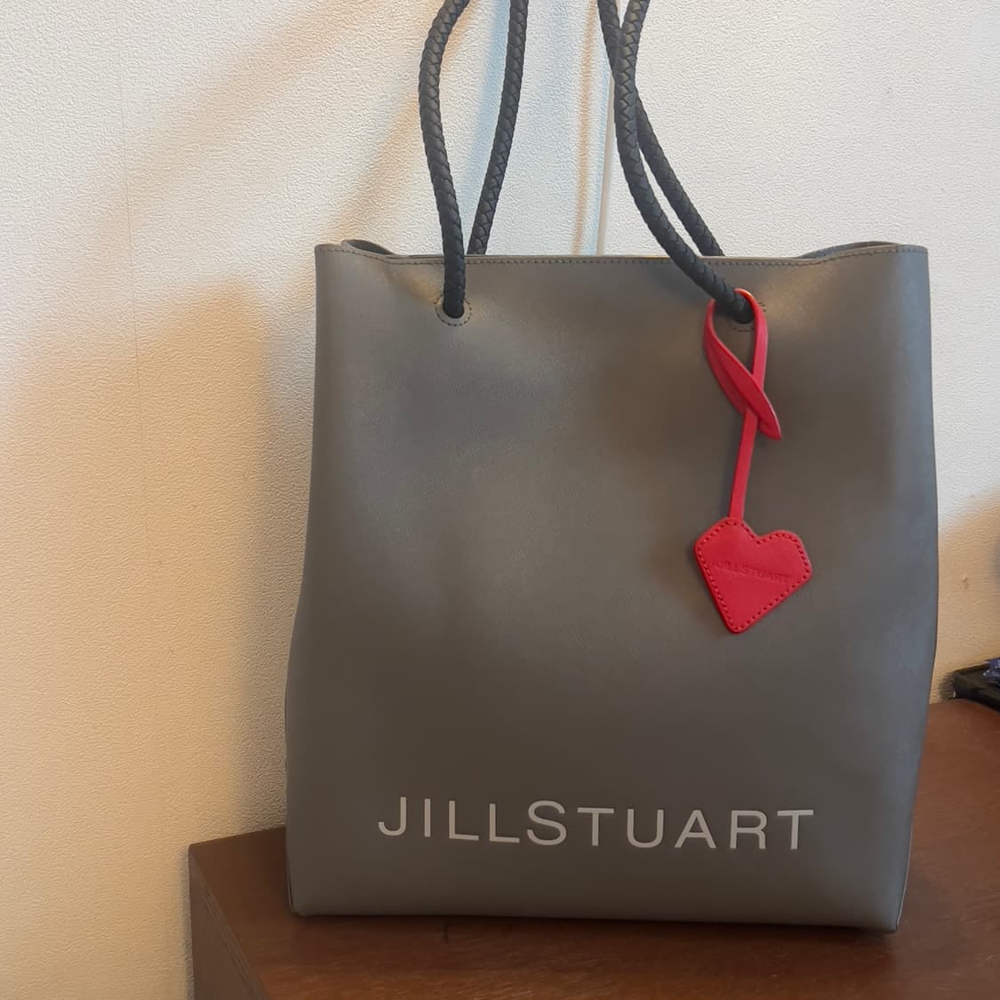 Jill Stuart 질스튜어트 하트참 쇼퍼백 그레이 상품이미지2