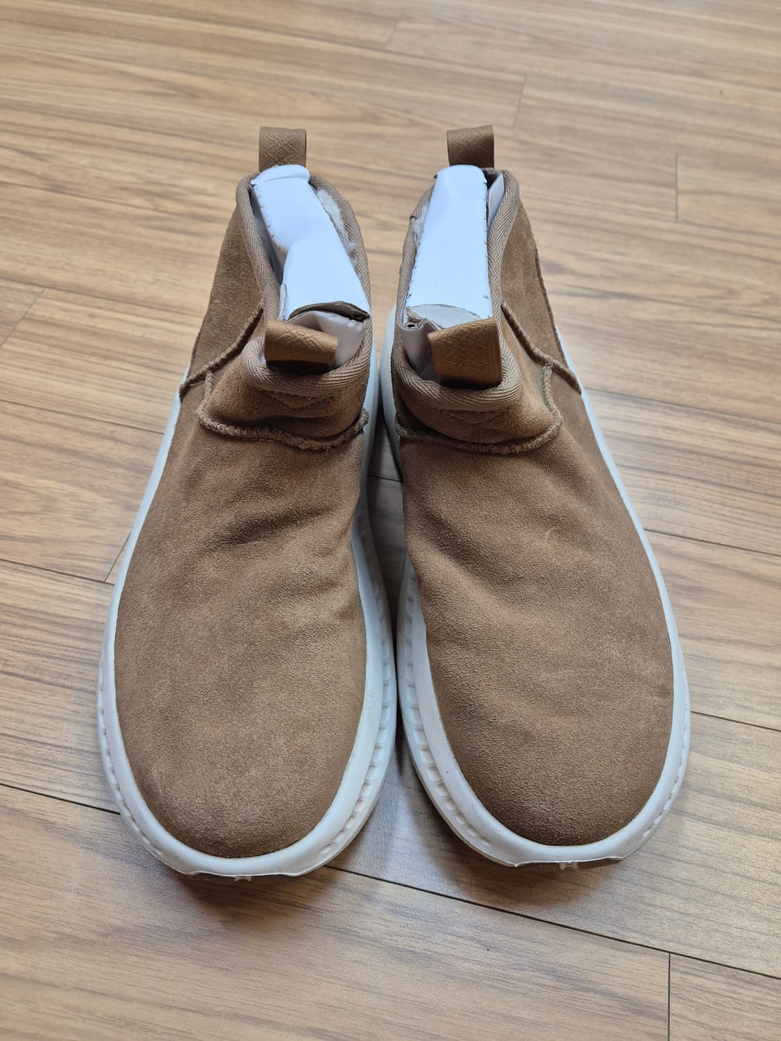 브라운 색상 UGG 어그 워커 판매합니다. 사이즈는 260mm이고, 남성 상품이미지1