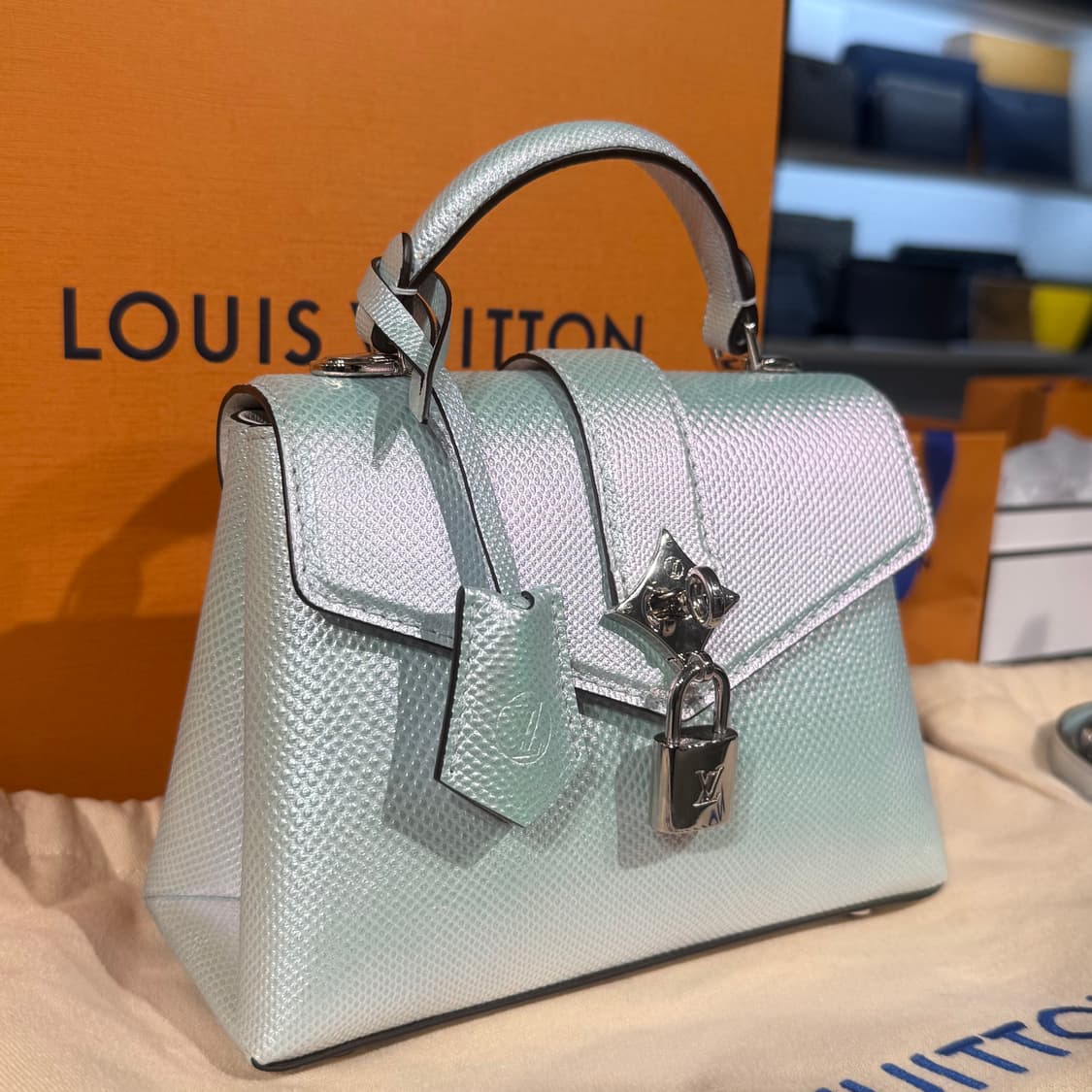 [25년] 루이비통 이그조틱 카룽 로즈 데 벙 미니 크로스백 상품이미지6