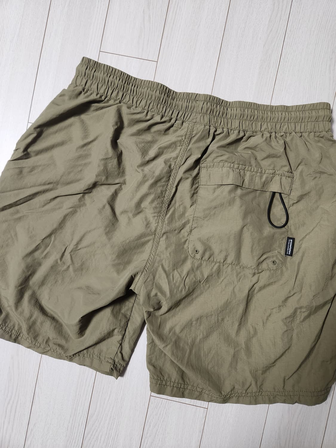 grooverhyme 나일론 밴딩 카키 반바지 사이즈xl

세탁으로 인한 상품이미지2