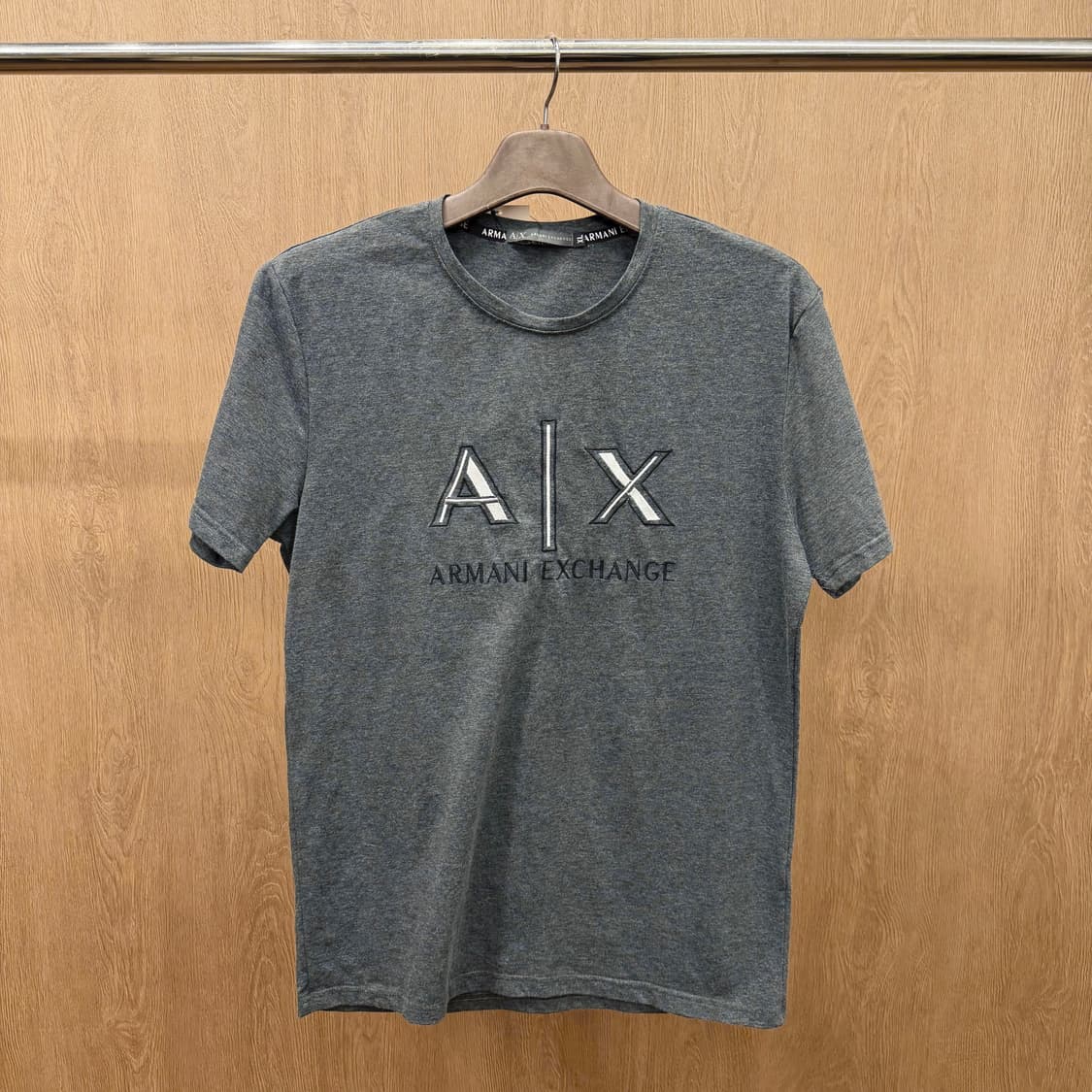 아르마니 익스체인지 라운드넥 반팔 로고 자수 디테일 레귤러핏 차콜 그레이 상품이미지2