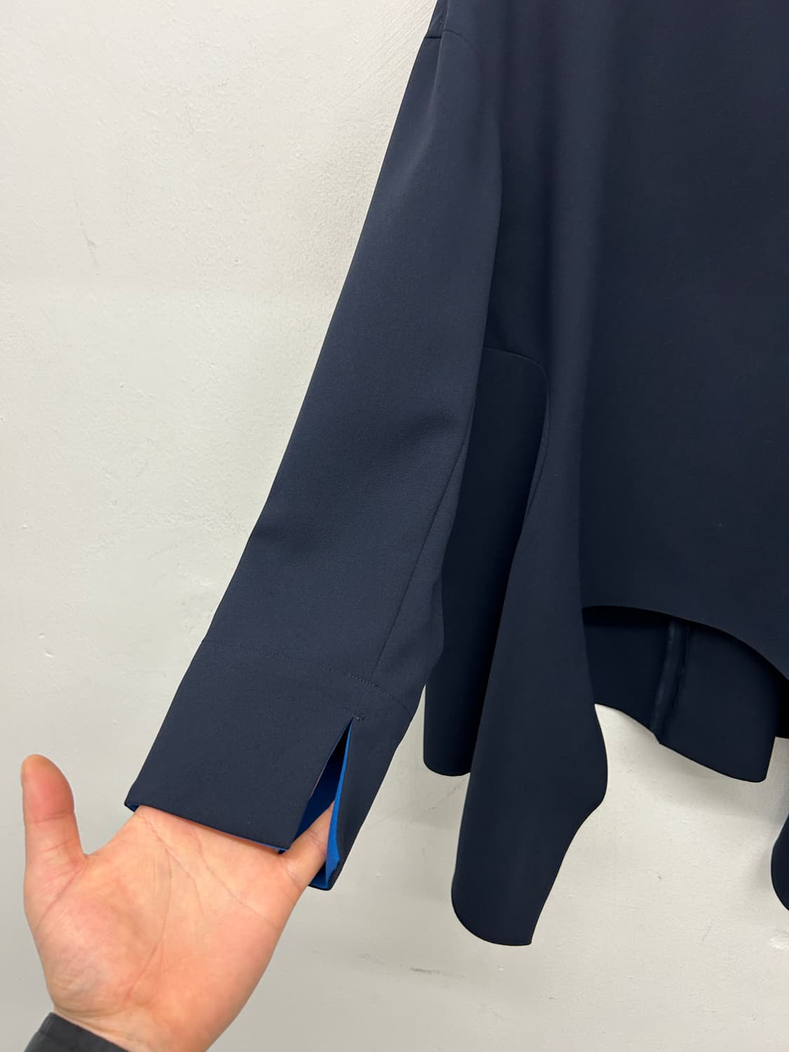 엔폴드 비대칭 페플럼 블라우스 상품이미지4