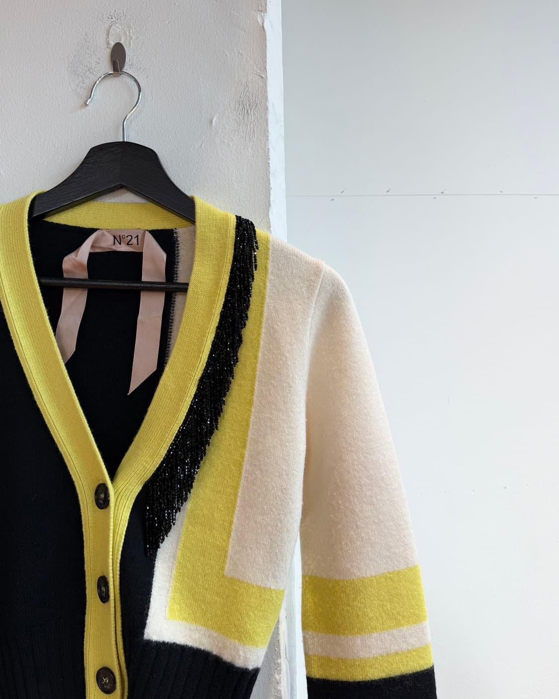 n21 블랙 옐로우 태슬 크롭 가디건  상품이미지5