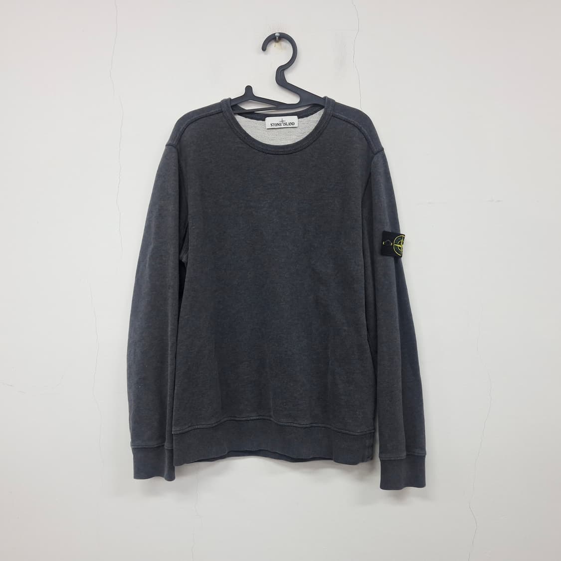 스톤아일랜드 와펜 패치 크루넥 맨투맨 티셔츠 남성 M 다크그레이 상태좋음 상품이미지1