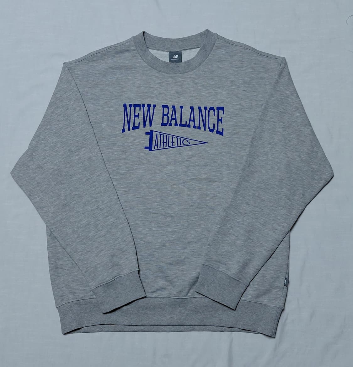 [L] 뉴발란스 에센셜 애슬레틱 펜던트 맨투맨 그레이 상품이미지1