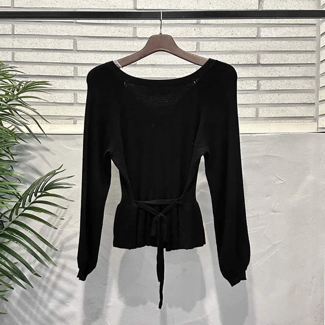 JPN VINTAGE 니트 가디건 브이넥 밑단 프릴 벨트 디테일 블랙 상품이미지3