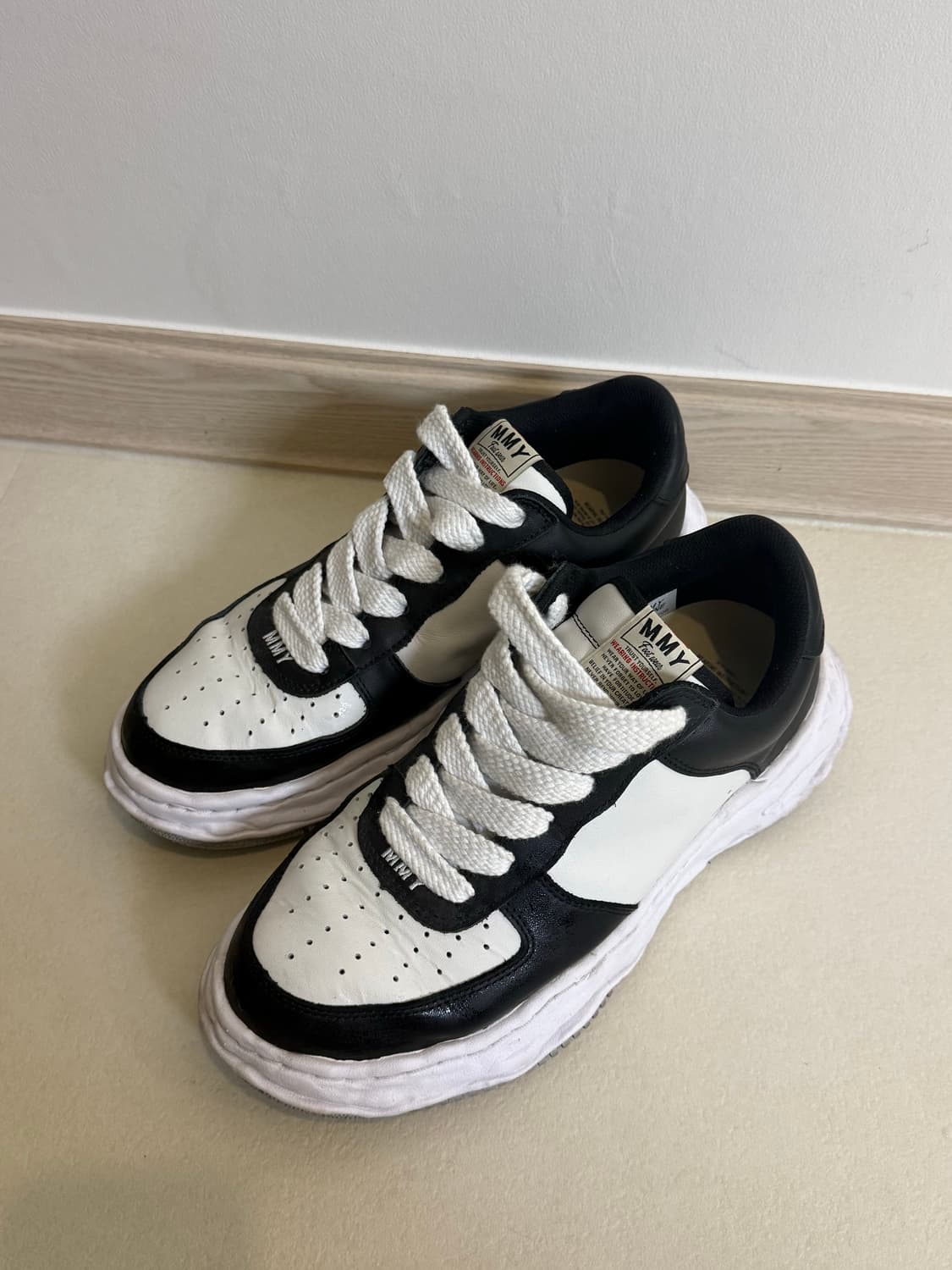 메종미하라 야스히로 로우탑 스니커즈 블랙 화이트 상품이미지2