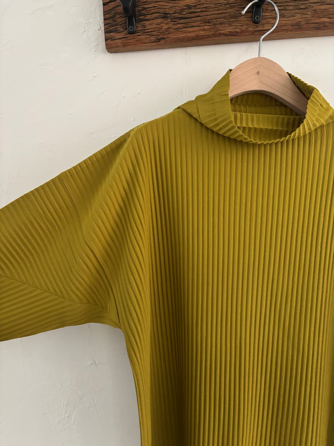 이세이미야케 옴므플리셰 플리츠 하이넥 컷소우 올리브 롱슬리브 상품이미지6