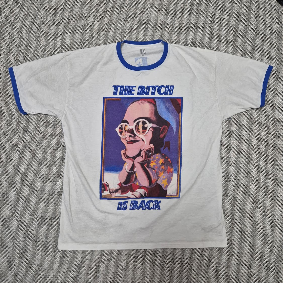 엘튼 존 "THE BITCH IS BACK" 머천 링거 티셔츠 (XL) 상품이미지1