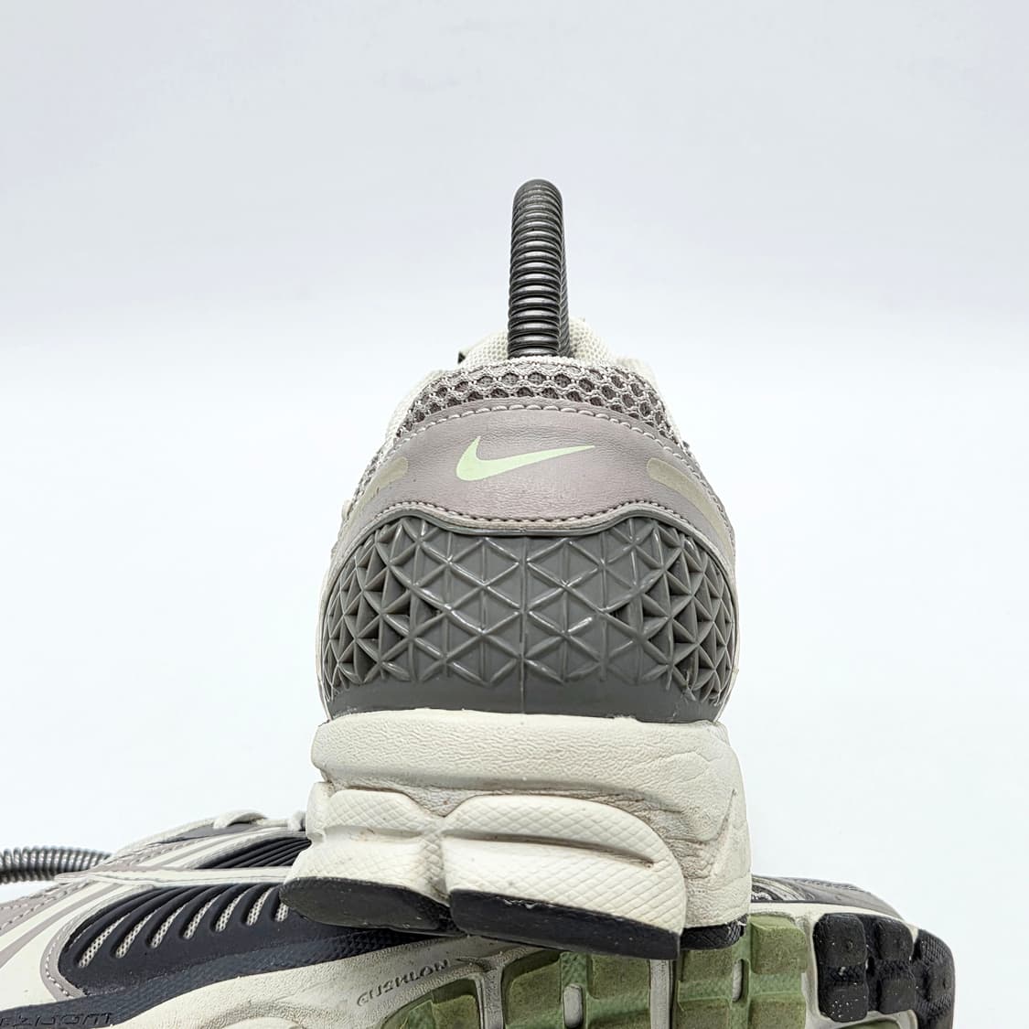 나이키 우먼스 줌 보메로5 코블스톤 앤 플랫 퓨터 (255)  상품이미지2