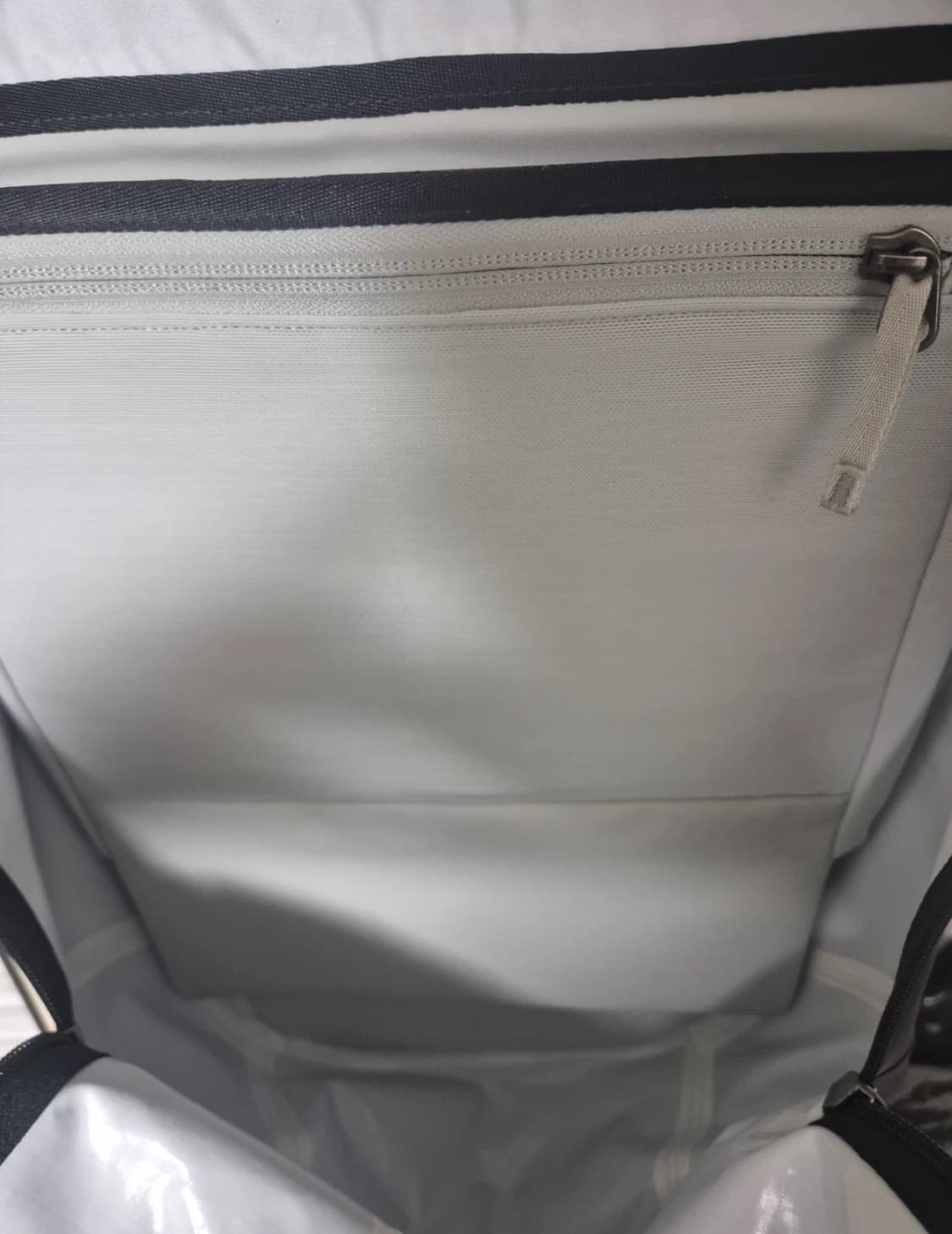 아크테릭스 맨티스 16 백팩입니다. 블랙 색상이라 어느 옷에나 잘 어울립 상품이미지3