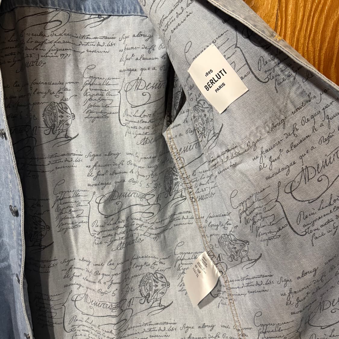 벨루티 24 S/S 데님(청) 셔츠 자켓 판매 합니다. 상품이미지5