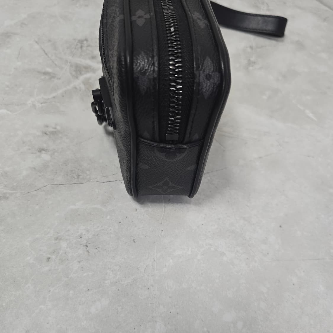 루이비통 포쉐트 볼가 모노그램 이클립스 클러치백 판매 상품이미지5