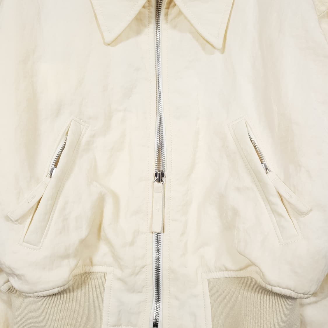 여성 S) 인사일런스 셔링 크롭 봄버 나일론 컴포템프 자켓 크림 상품이미지5