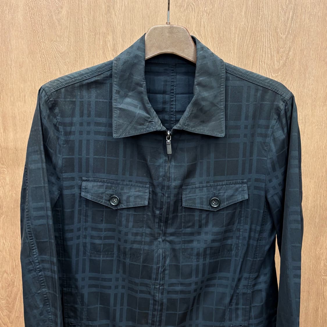 버버리 런던 코튼 카라 자켓 톤온톤 체크 패턴 플랩 포켓 디테일 블랙 상품이미지4