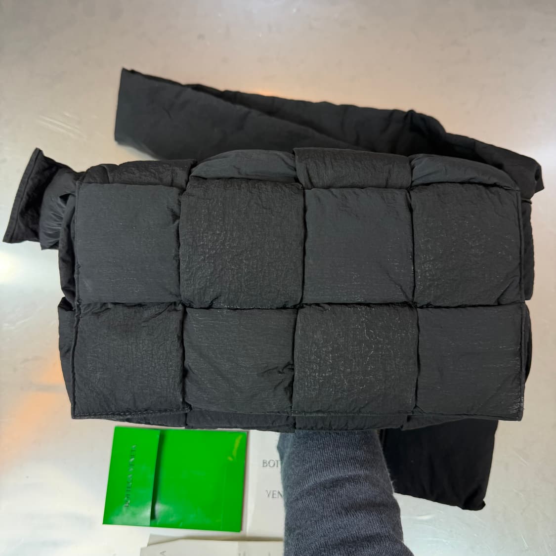 [리오브전포점] 보테가베네타 테크 패딩 카세트백 상품이미지2