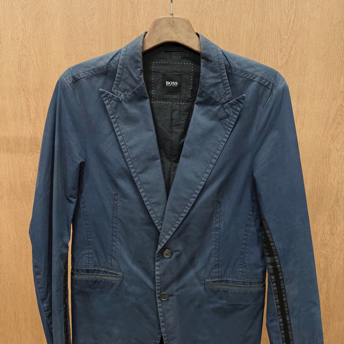 휴고 보스 코튼 테일러드 자켓 슬리브 블랙 테이핑 스티치 디테일 네이비 상품이미지4
